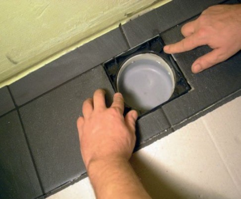 Padlószintről indított lefolyóárok épített zuhanyozókhoz