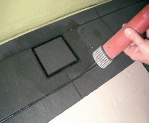 Padlószintről indított lefolyóárok épített zuhanyozókhoz