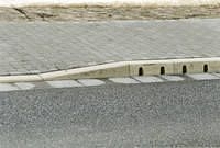 Szegélykő, mely egyben vízelvezető folyóka is