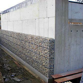 Látványos homlokzatburkolat kövekkel töltött drótkosarakból