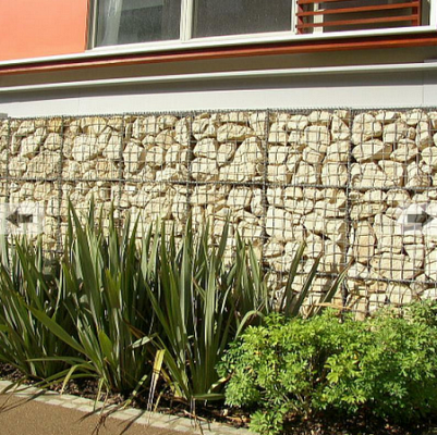 Látványos homlokzatburkolat kövekkel töltött drótkosarakból