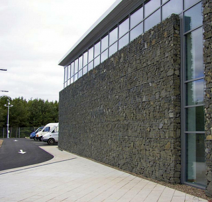 Látványos homlokzatburkolat kövekkel töltött drótkosarakból