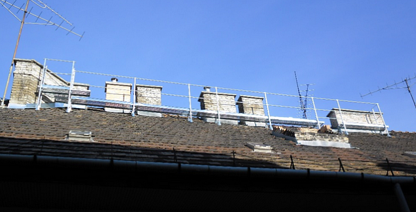 Járdarendszerről biztonságosan lehet dolgozni a tetőn