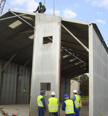 Előregyártott csarnoképület kilapozható elemekből Előregyártott csarnoképület kilapozható elemekből