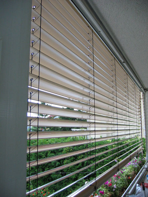 Zsaluziával finoman szabályozható a bejutó fény mennyisége