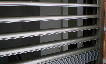 Zsaluziával finoman szabályozható a bejutó fény mennyisége