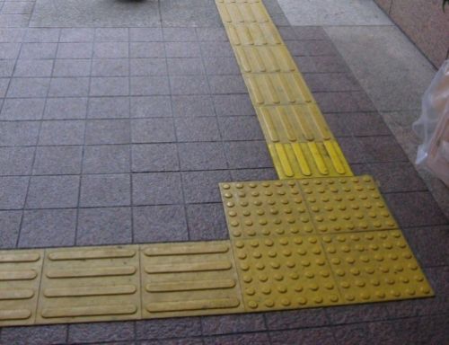 Járófelületek burkolatának szerepe az akadálymentes környezetalakításban