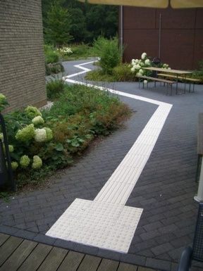 Járófelületek burkolatának szerepe az akadálymentes környezetalakításban