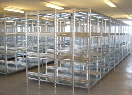 Csavarkötés nélküli kapcsolható polcos állvány