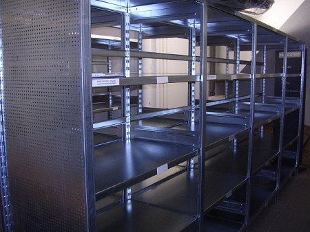 Csavarkötés nélküli kapcsolható polcos állvány