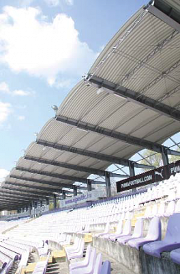 Sportlétesítmények könnyűszerkezetes tetővel és homlokzattal