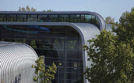 Sportlétesítmények könnyűszerkezetes tetővel és homlokzattal