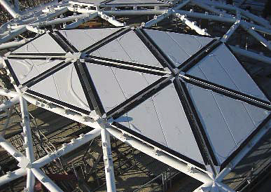 Sportlétesítmények könnyűszerkezetes tetővel és homlokzattal