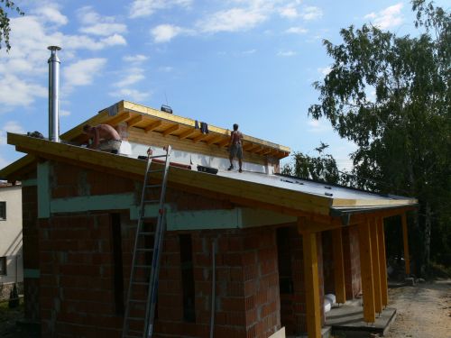 Miért nem csúszik le a talaj a ferde zöldtetőn? Miért nem csúszik le a talaj a ferde zöldtetőn?