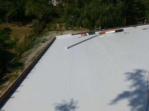 Miért nem csúszik le a talaj a ferde zöldtetőn? Miért nem csúszik le a talaj a ferde zöldtetőn?