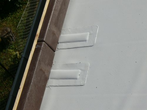 Miért nem csúszik le a talaj a ferde zöldtetőn? Miért nem csúszik le a talaj a ferde zöldtetőn?