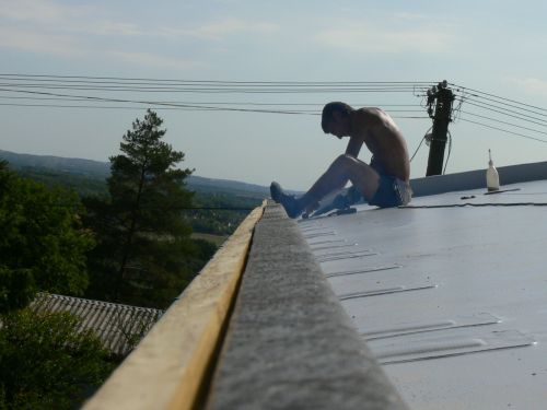 Miért nem csúszik le a talaj a ferde zöldtetőn? Miért nem csúszik le a talaj a ferde zöldtetőn?