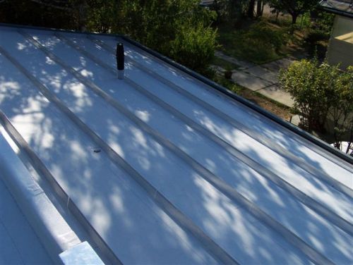 Miért nem csúszik le a talaj a ferde zöldtetőn? Miért nem csúszik le a talaj a ferde zöldtetőn?