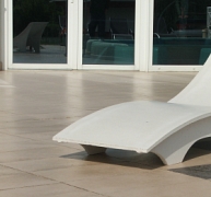 Tartós és kényelmes napozóágyak látványbetonból Tartós és kényelmes napozóágyak látványbetonból