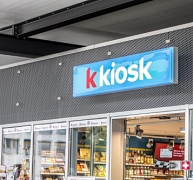 Látványos vasúti kioszk expandált lemez burkolattal Látványos vasúti kioszk expandált lemez burkolattal