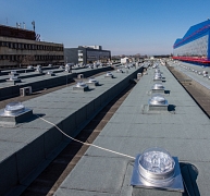 Két kilométernyi polikarbonát felülvilágítót cseréltek fénycsatornára a repülőtéren Két kilométernyi polikarbonát felülvilágítót cseréltek fénycsatornára a repülőtéren
