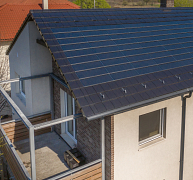 A tető síkjába illeszkedő, moduláris napelemrendszer A tető síkjába illeszkedő, moduláris napelemrendszer