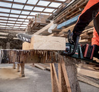 Akkus láncfűrész nagy áthúzóerővel a gyors vágásokhoz Akkus láncfűrész nagy áthúzóerővel a gyors vágásokhoz