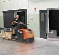 Robusztus és tartós lengőajtók polietilénből és rozsdamentes acélból Robusztus és tartós lengőajtók polietilénből és rozsdamentes acélból