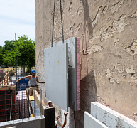 Szűk telekadottságok esetén hatékony megoldás a könnyen beépíthető, előregyártott, külső hőszigeteléssel ellátott kéregfal Szűk telekadottságok esetén hatékony megoldás a könnyen beépíthető, előregyártott, külső hőszigeteléssel ellátott kéregfal