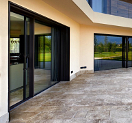 Nagyméretű tolóajtó rendszer prémium műszaki megoldásokkal Nagyméretű tolóajtó rendszer prémium műszaki megoldásokkal