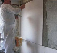 Elvonja a nedvességet a falból a szigetelőlap Elvonja a nedvességet a falból a szigetelőlap