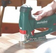 Szerszám nélkül, pillanatok alatt cserélhető a fűrészlap Szerszám nélkül, pillanatok alatt cserélhető a fűrészlap