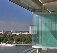 Erkélylezárás eltolható és egy helyre gyűjthető üvegtáblákkal Erkélylezárás eltolható és egy helyre gyűjthető üvegtáblákkal