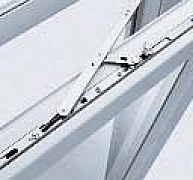 Bukó-nyíló vasalat akár 150 kilogrammos szárnyhoz is Bukó-nyíló vasalat akár 150 kilogrammos szárnyhoz is