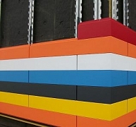 Hotel Berlin Airport: extravagáns épület színekbe burkolva Hotel Berlin Airport: extravagáns épület színekbe burkolva