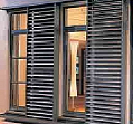 Zsaluziával finoman szabályozható a bejutó fény mennyisége Zsaluziával finoman szabályozható a bejutó fény mennyisége