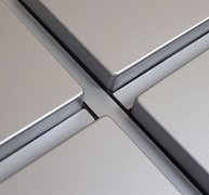 Letisztult megjelenésű, önhordó homlokzatburkolat Letisztult megjelenésű, önhordó homlokzatburkolat